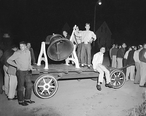 Students gather around UM's Victory Bell, circa 1950