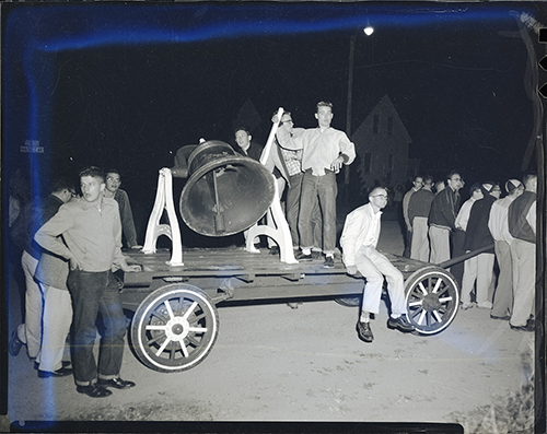 Students gather around UM's Victory Bell, circa 1950